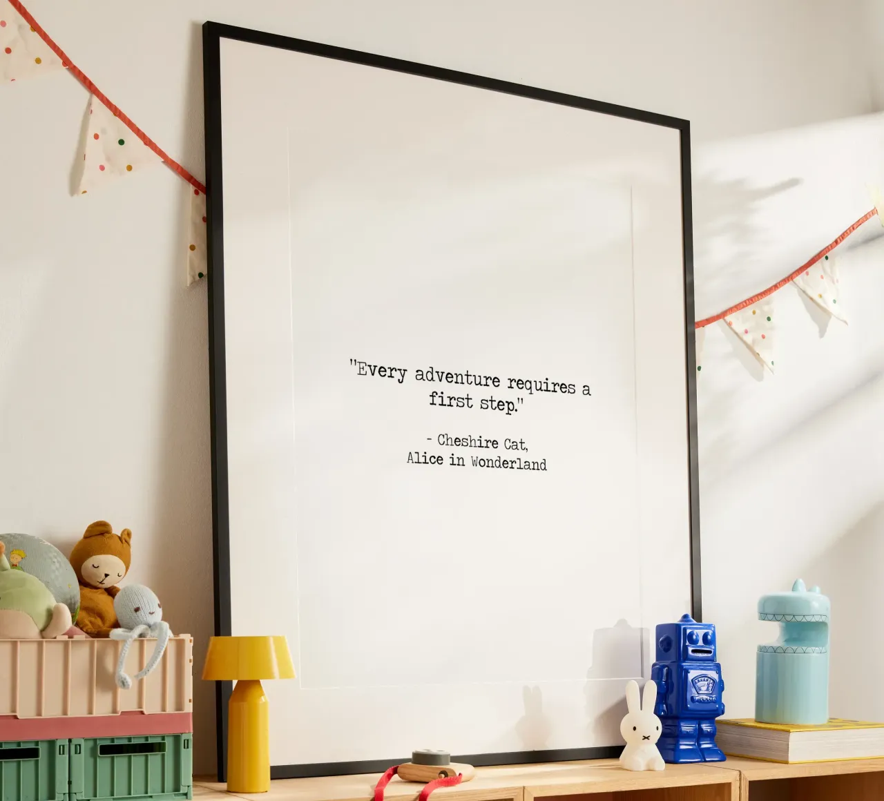 Ogni avventura richiede un primo passo - Alice nel paese delle meraviglie poster con telaio in legno da Summer Soul Co. - Quotes