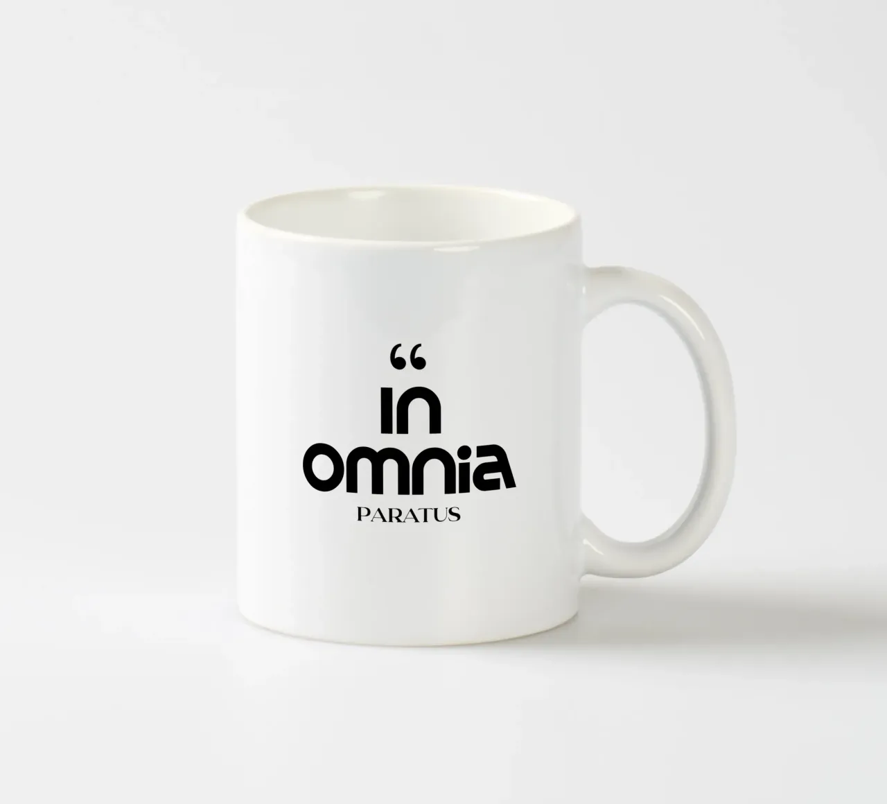 In Omnia Paratus Tipografia moderna e minimalista tazza in ceramica da YV TYPOGRAPHY
