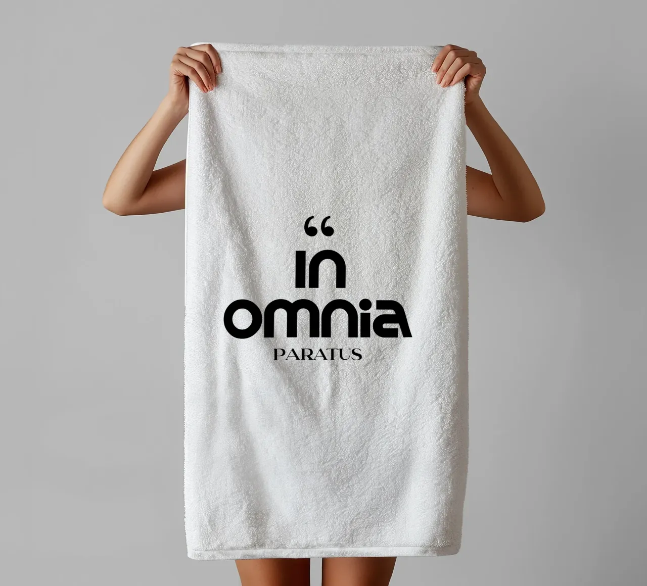 In Omnia Paratus Tipografia moderna e minimalista asciugamano da bagno da YV TYPOGRAPHY
