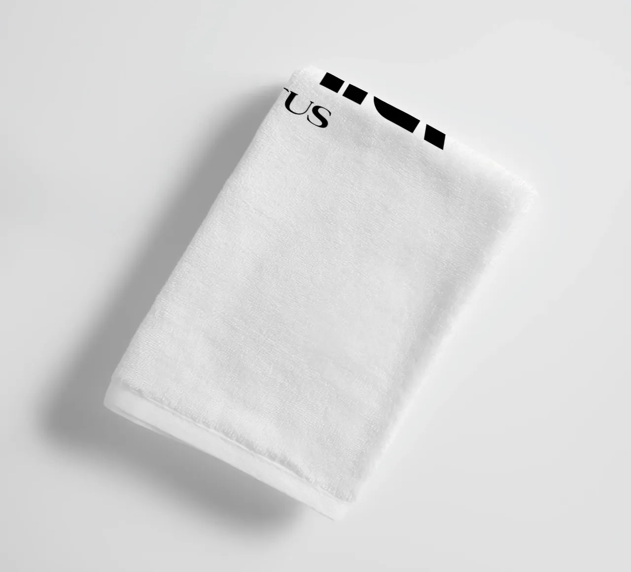 In Omnia Paratus Tipografia moderna e minimalista asciugamano da bagno da YV TYPOGRAPHY