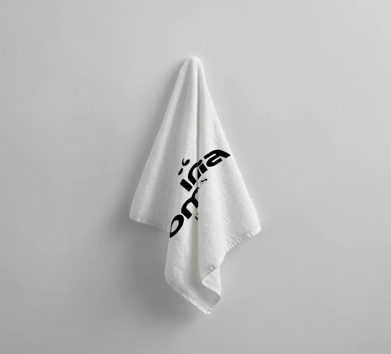 In Omnia Paratus Tipografia moderna e minimalista asciugamano da bagno da YV TYPOGRAPHY