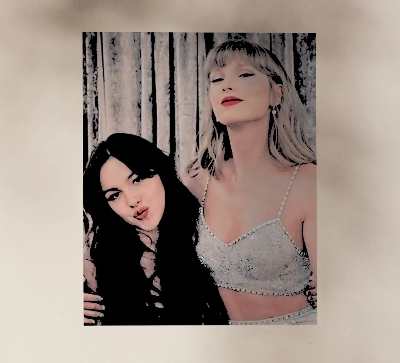 Taylor Swift e Olivia Rodriguez pop art pellicola backlit da music soul
