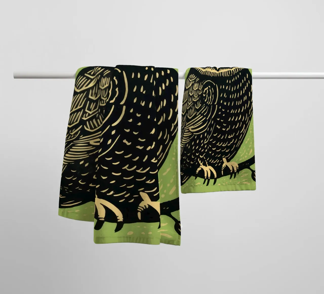 Gufo Verde 3 asciugamano da bagno da Minimal Animal Art
