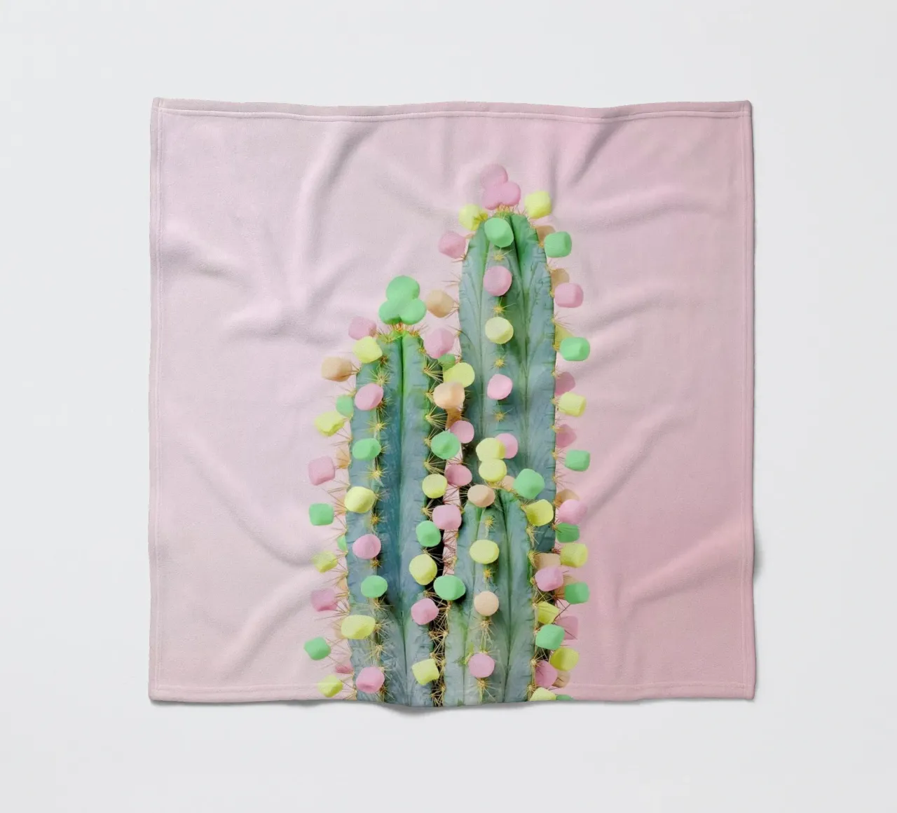 Marshmallow Cactus in Bloom coperta in pile da Juj Winn