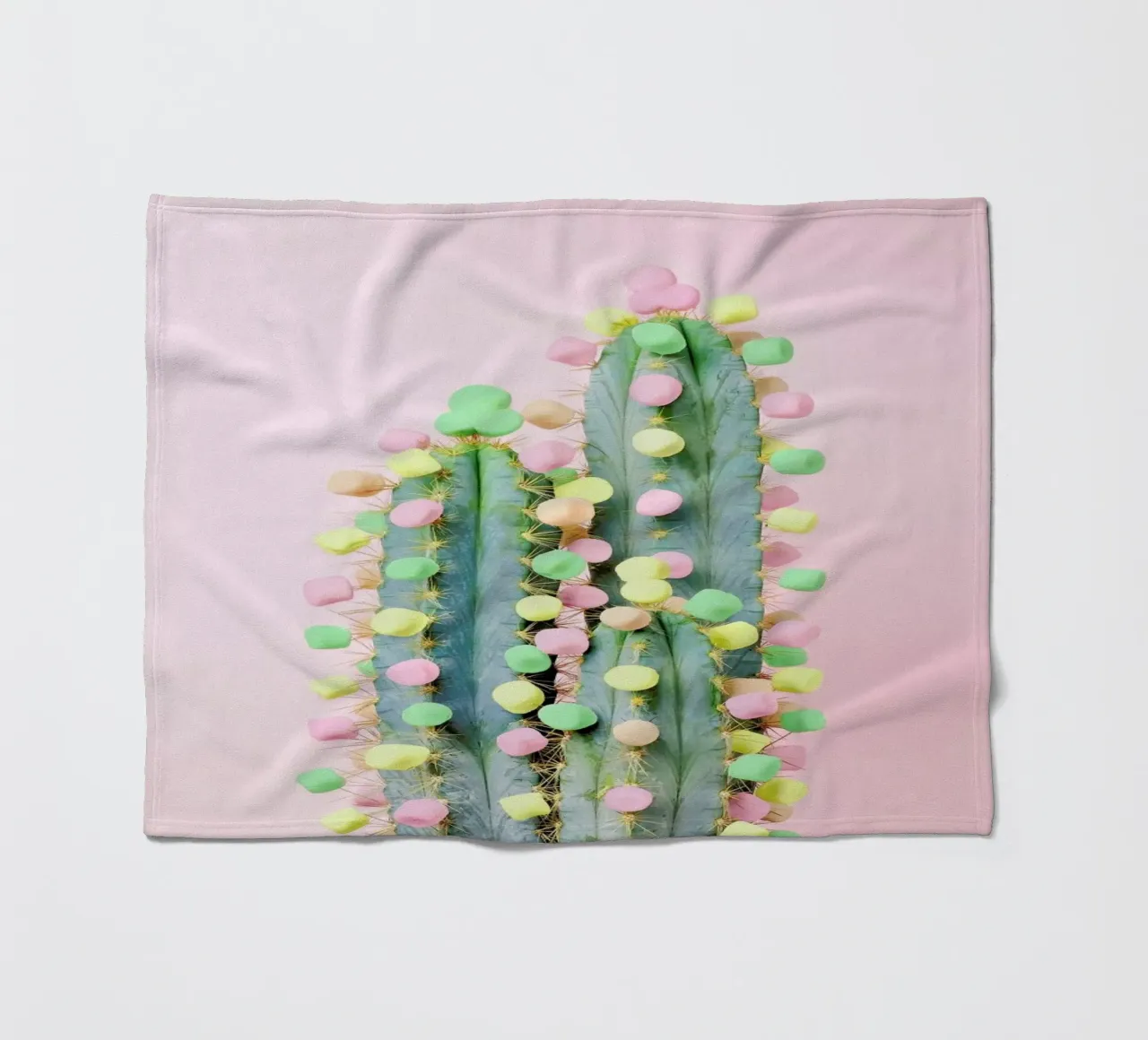 Marshmallow Cactus in Bloom coperta in pile da Juj Winn