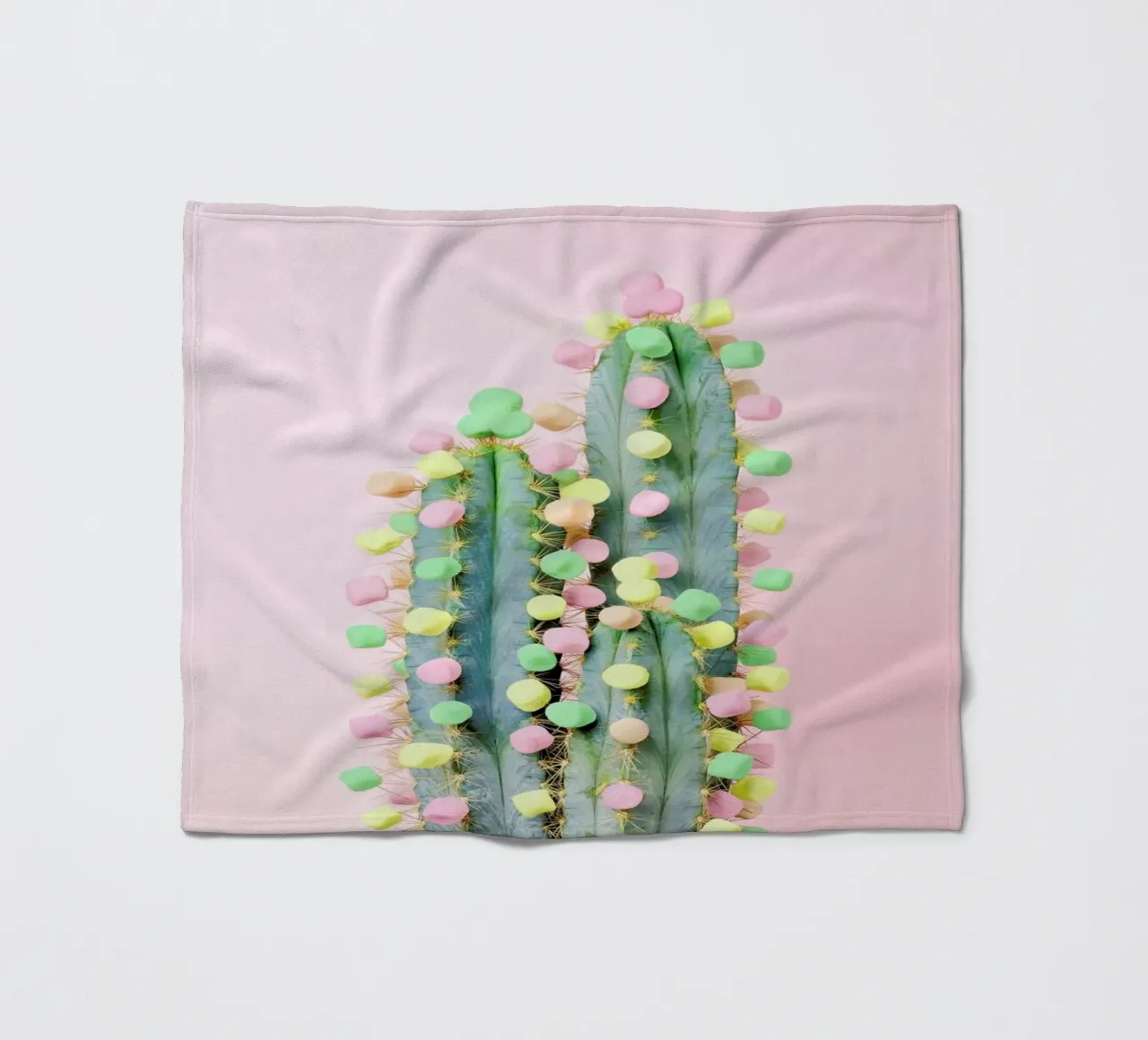 Marshmallow Cactus in Bloom coperta in pile da Juj Winn