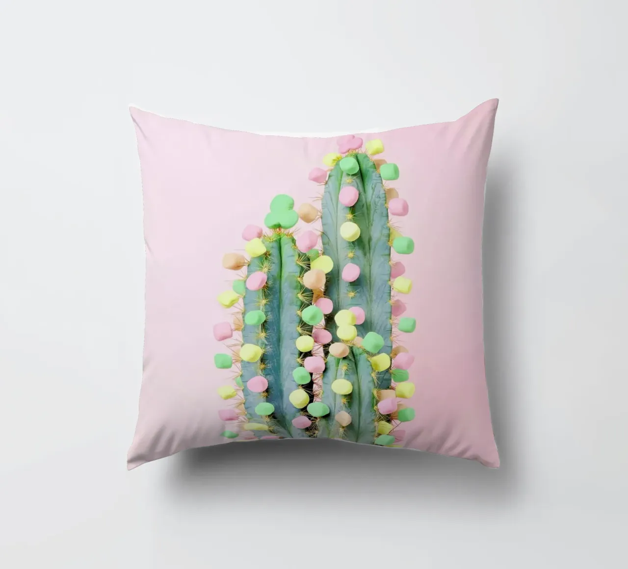 Marshmallow Cactus in Bloom cuscino da Juj Winn