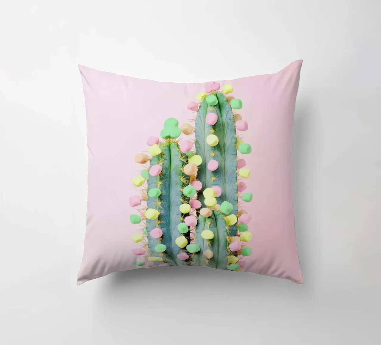 Marshmallow Cactus in Bloom cuscino da Juj Winn