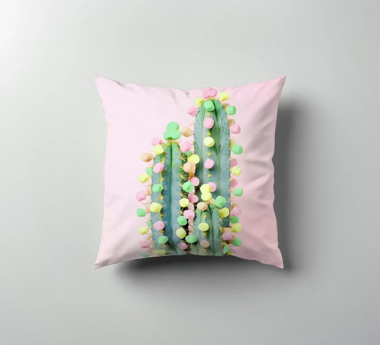 Marshmallow Cactus in Bloom cuscino da Juj Winn