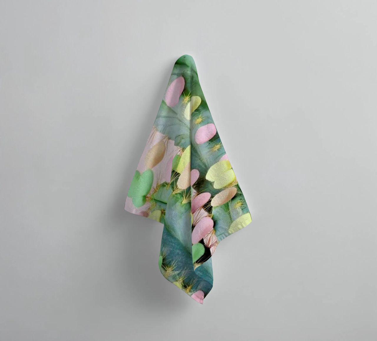 Marshmallow Cactus in Bloom asciugamano da bagno da Juj Winn