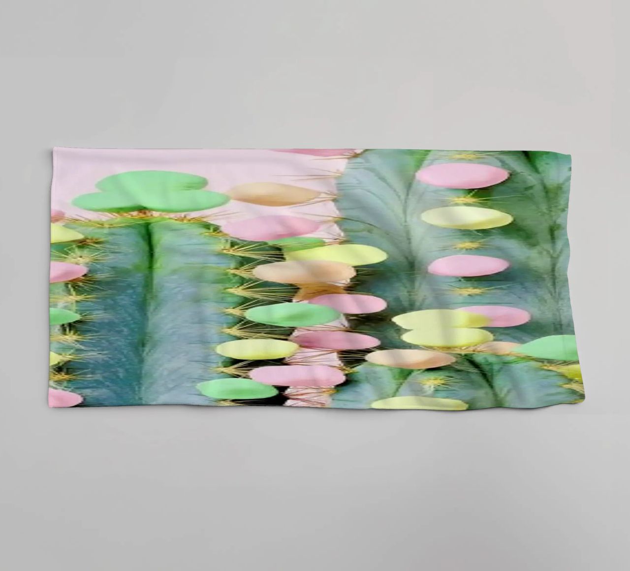 Marshmallow Cactus in Bloom asciugamano da bagno da Juj Winn