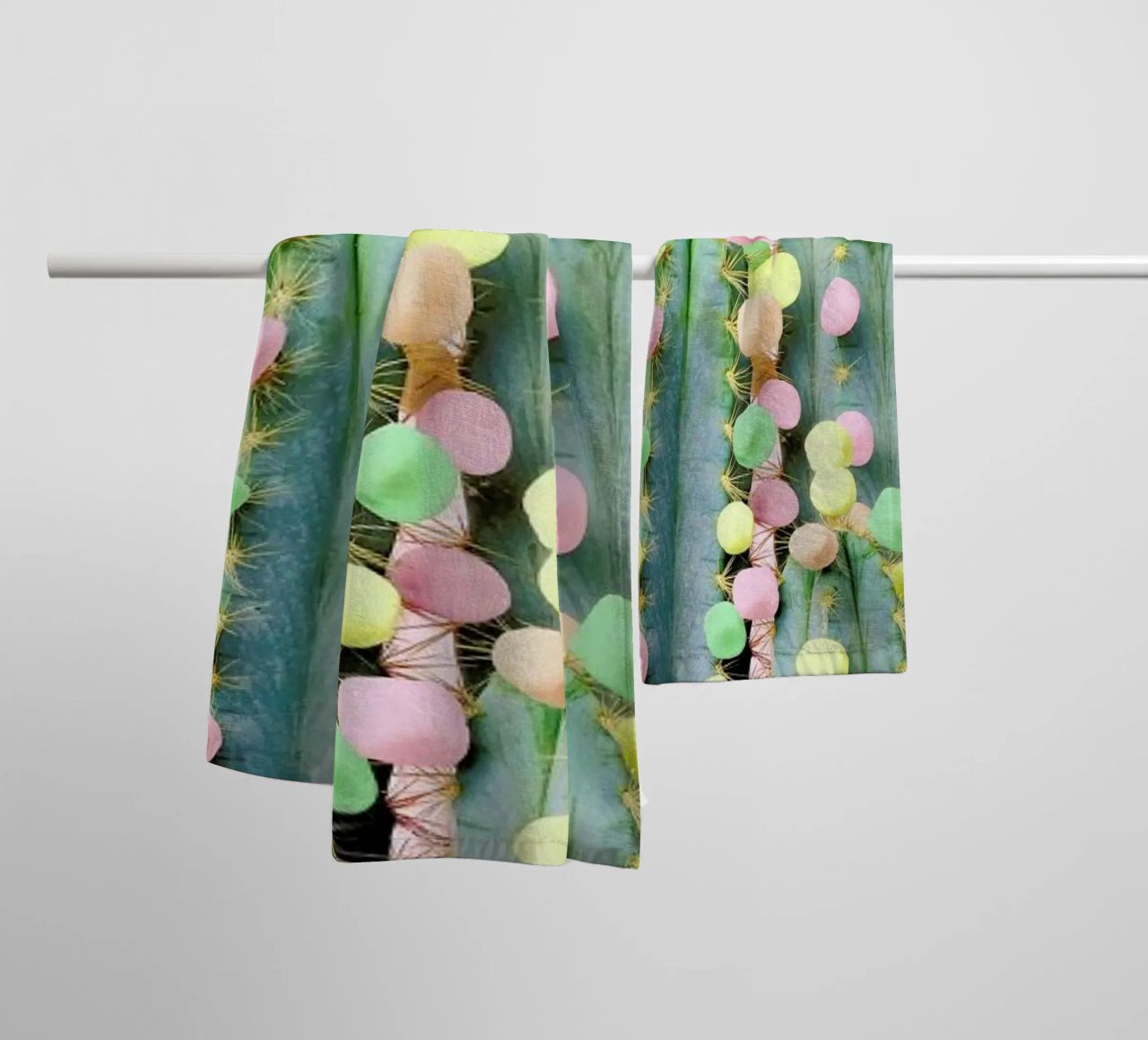 Marshmallow Cactus in Bloom asciugamano da bagno da Juj Winn
