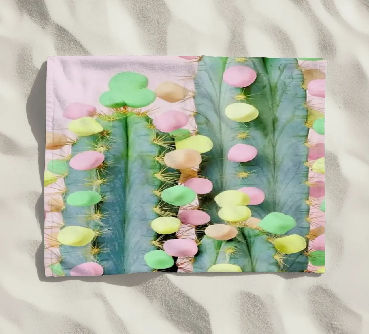 Marshmallow Cactus in Bloom telo mare da Juj Winn