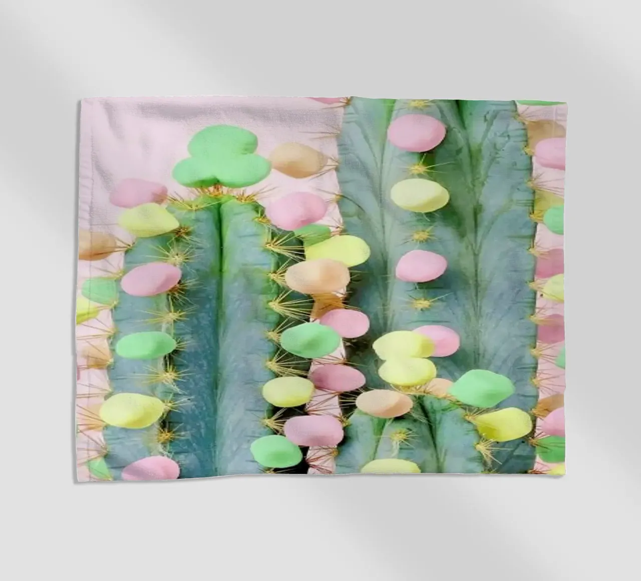 Marshmallow Cactus in Bloom telo mare da Juj Winn