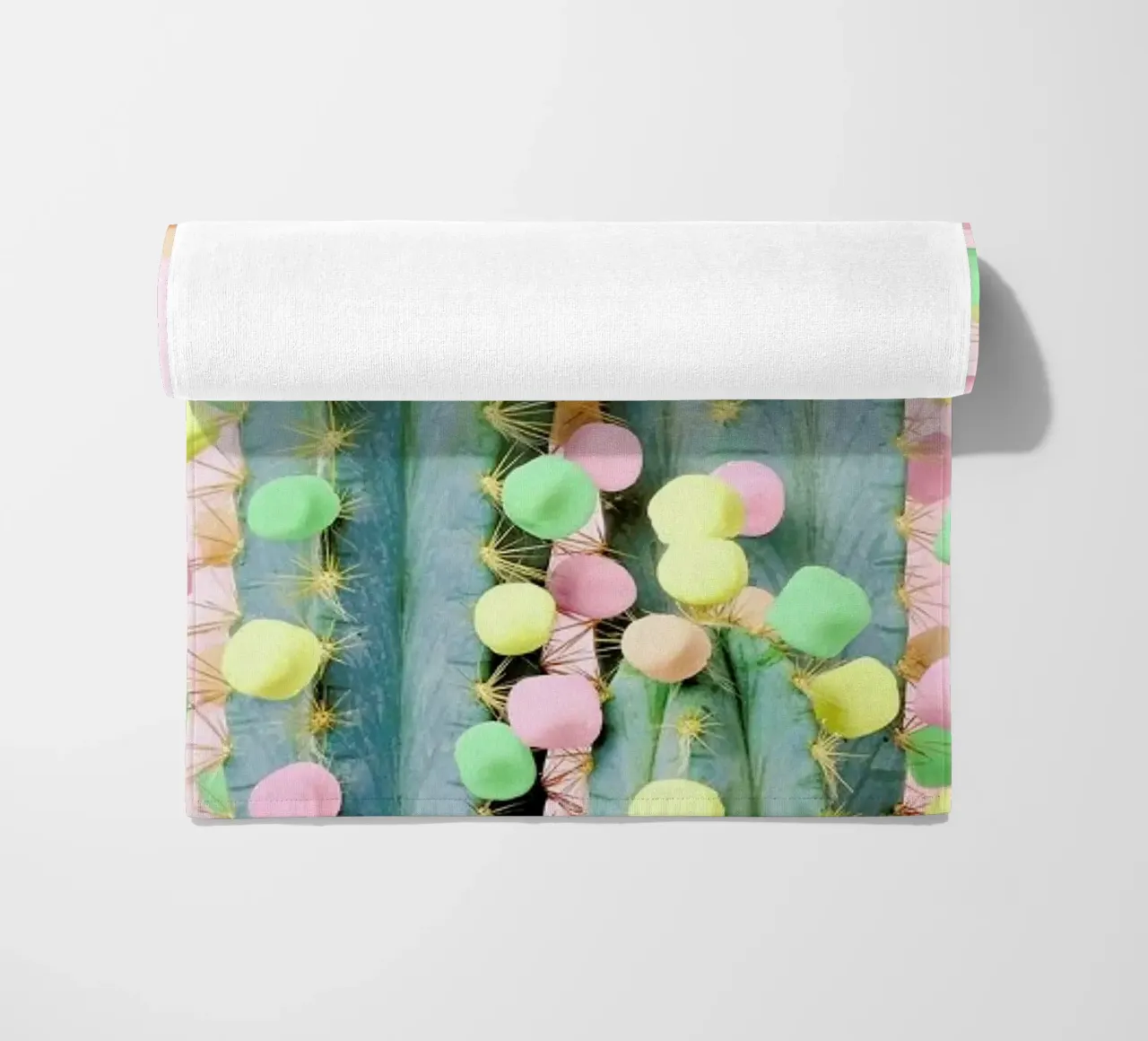 Marshmallow Cactus in Bloom telo mare da Juj Winn