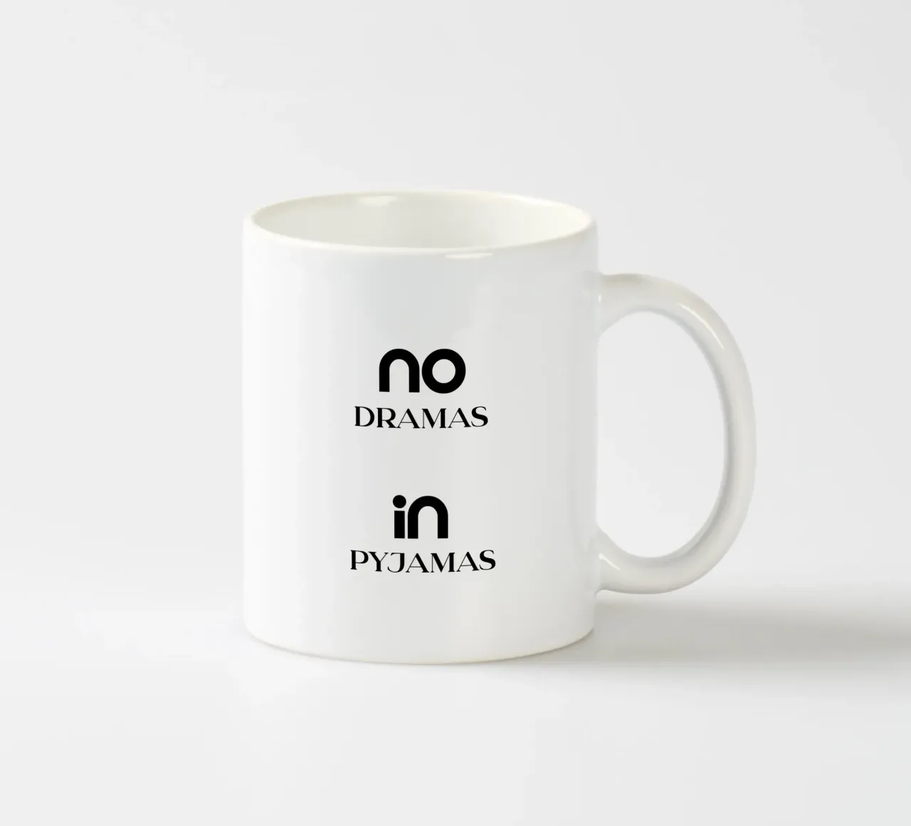No Dramas In Pyjamas Tipografia minimalista tazza in ceramica da YV TYPOGRAPHY