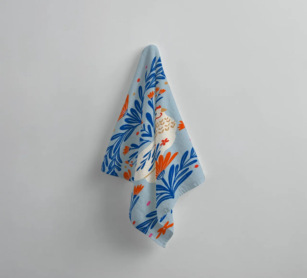 Pollo in fiore - arancione e blu asciugamano da bagno da Wackapacka