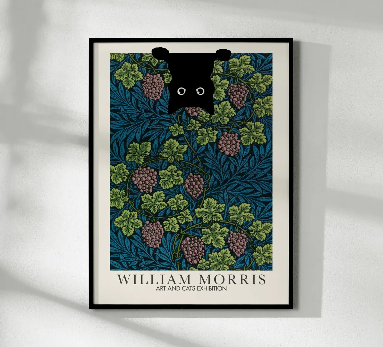 William Morris, Gatto a sbuffo, Vine Arts & Cats poster con telaio in plastica da Peaches Art Prints