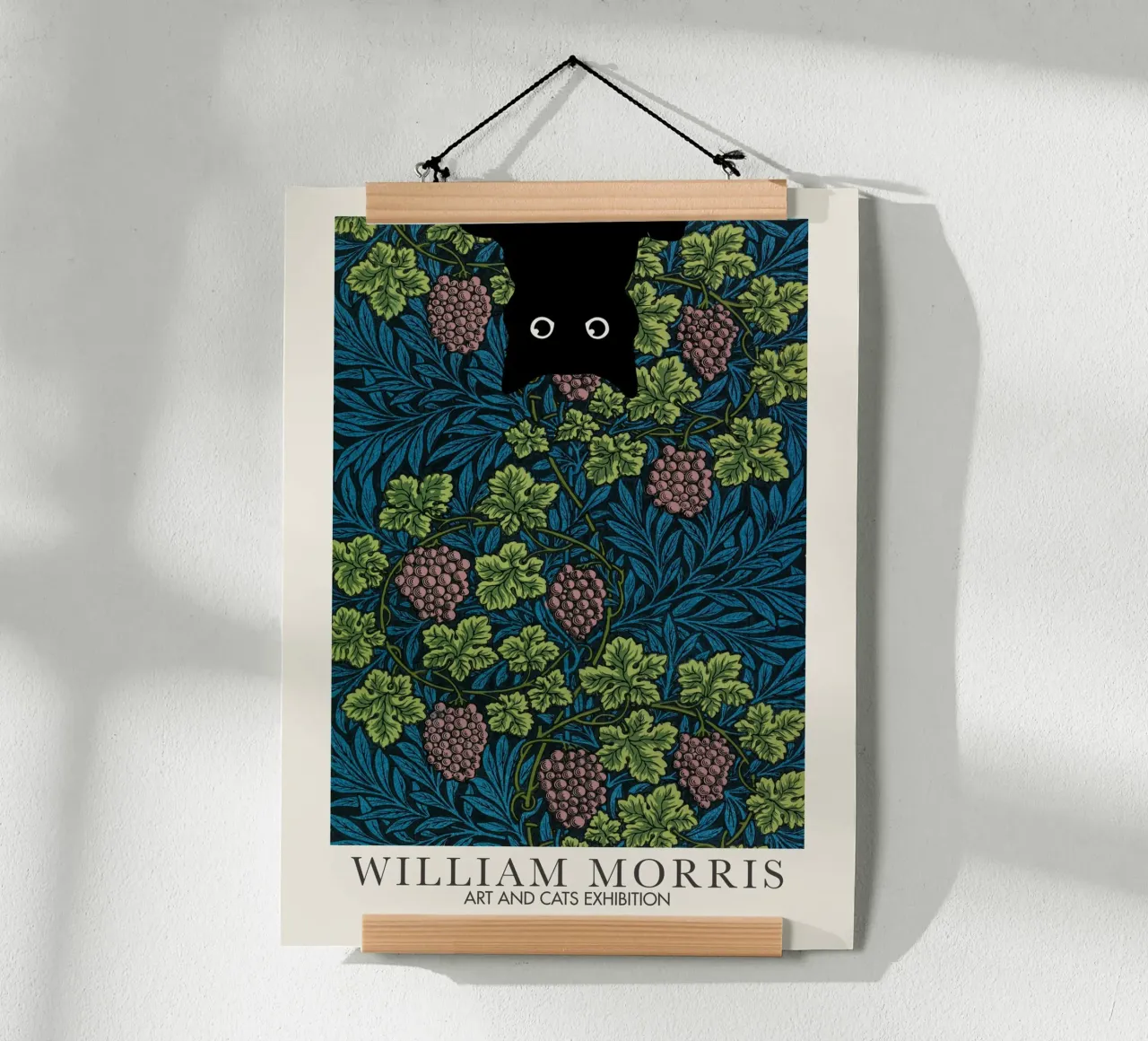 William Morris, Gatto a sbuffo, Vine Arts & Cats poster con telaio in plastica da Peaches Art Prints