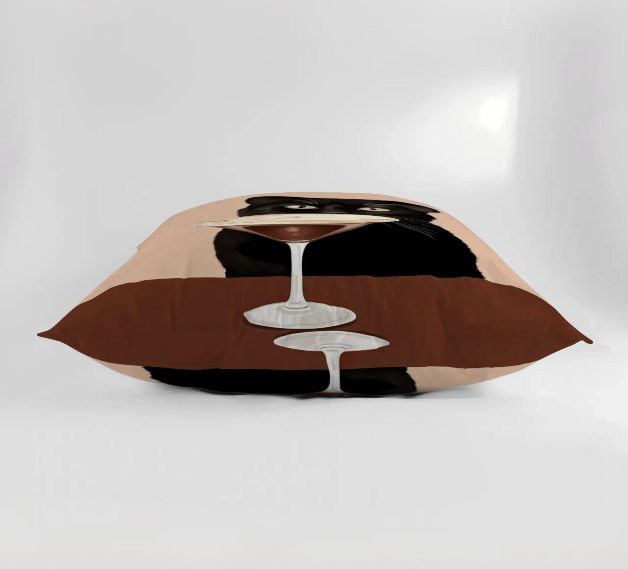 Gatto nero con martini espresso cuscino da Peaches Art Prints