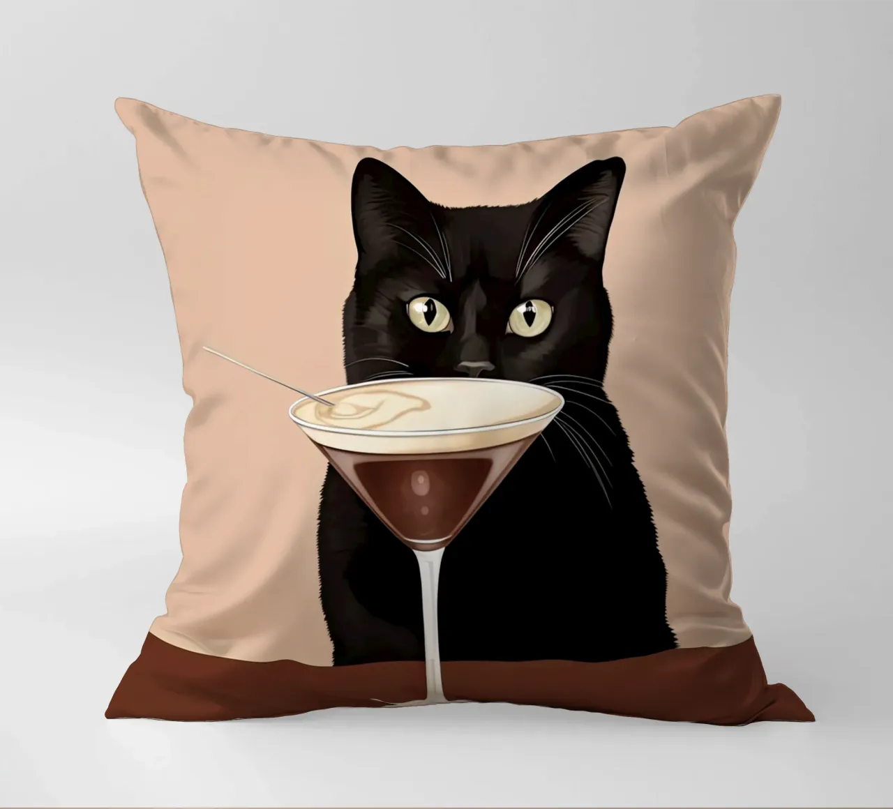Gatto nero con martini espresso cuscino da Peaches Art Prints