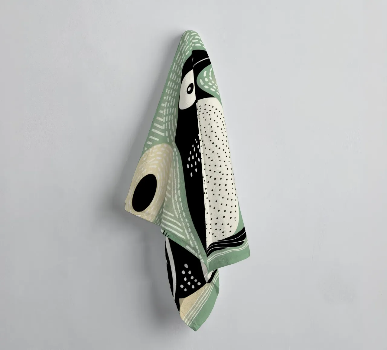 Pinguino Verde 1 asciugamano da bagno da Minimal Animal Art