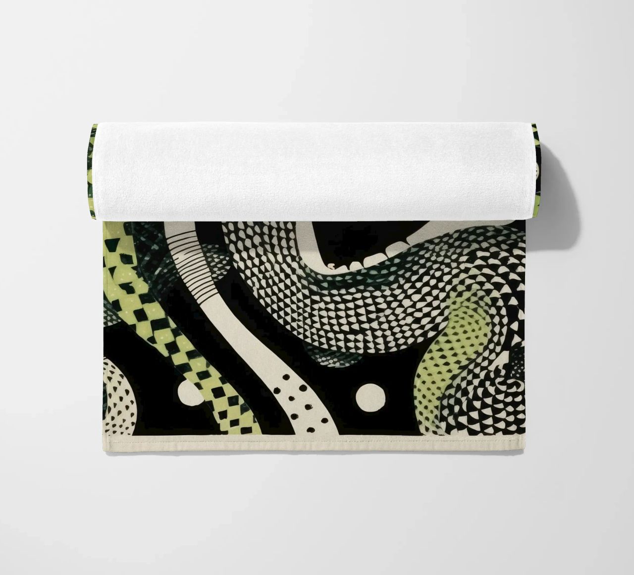 Groene python 2 strandhanddoek van Minimal Animal Art