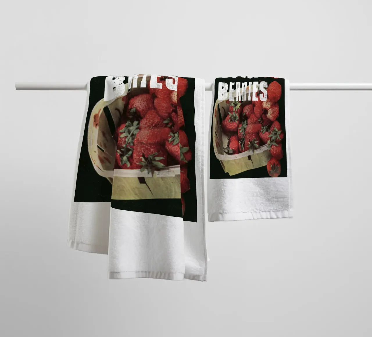STRAW BERRIES asciugamano da bagno da edsonramosart