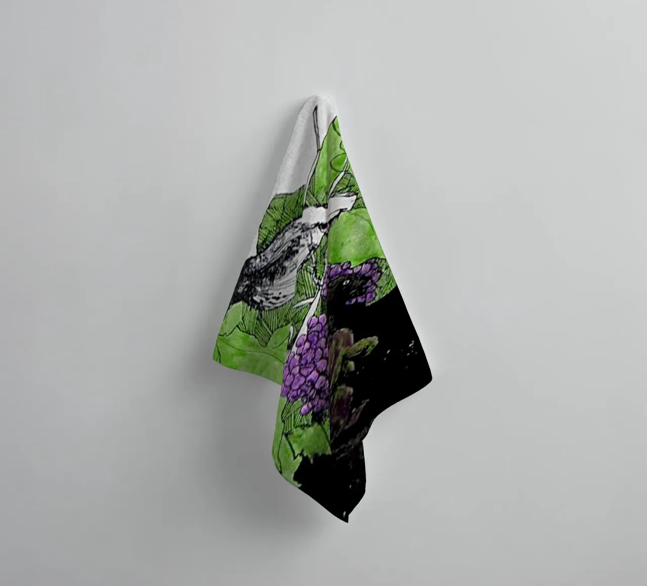 Bird perches on a branch with grapes asciugamano da bagno da edsonramosart