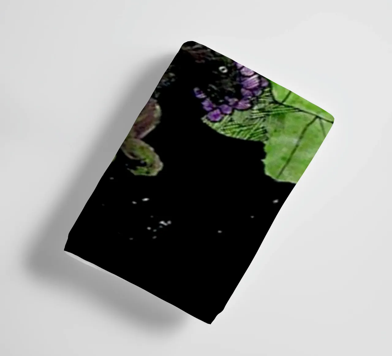 Bird perches on a branch with grapes asciugamano da bagno da edsonramosart