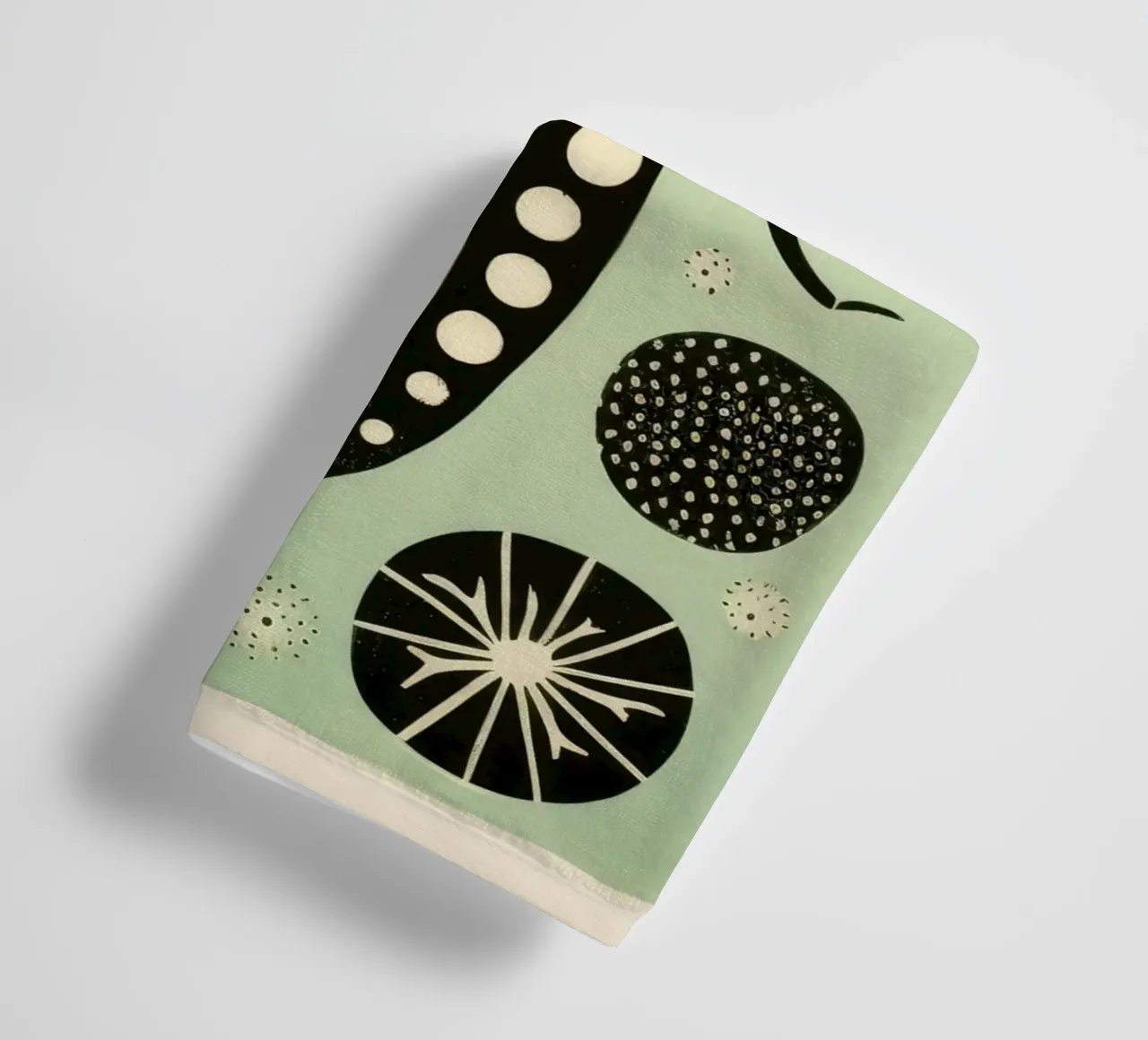 Groene zijderups 2 badhanddoek van Minimal Animal Art