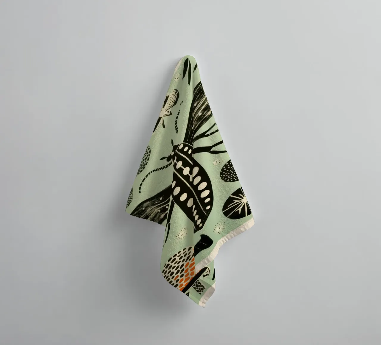 Groene zijderups 2 badhanddoek van Minimal Animal Art