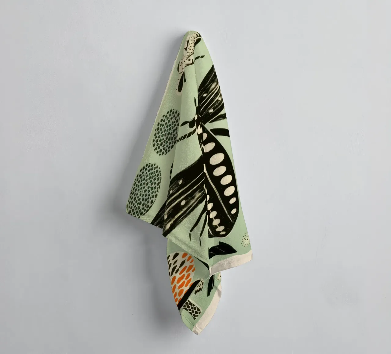 Groene zijderups 2 badhanddoek van Minimal Animal Art