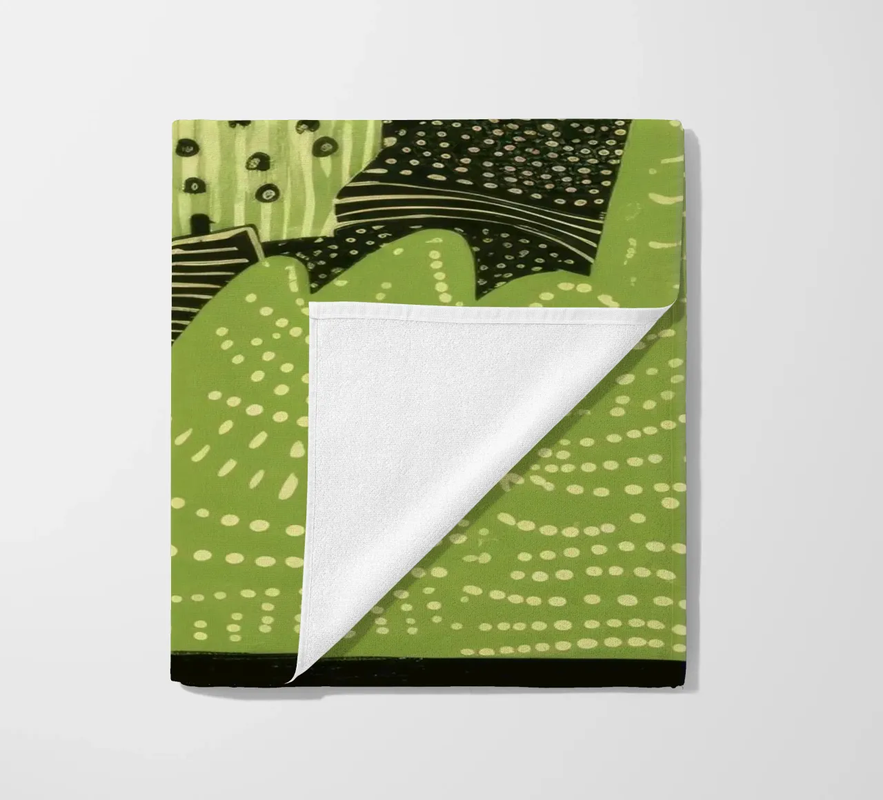 Groene zijderups 4 strandhanddoek van Minimal Animal Art