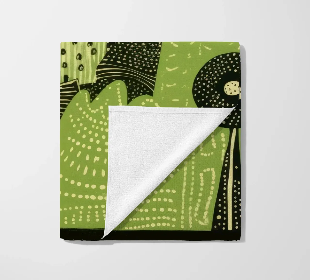Groene zijderups 4 strandhanddoek van Minimal Animal Art