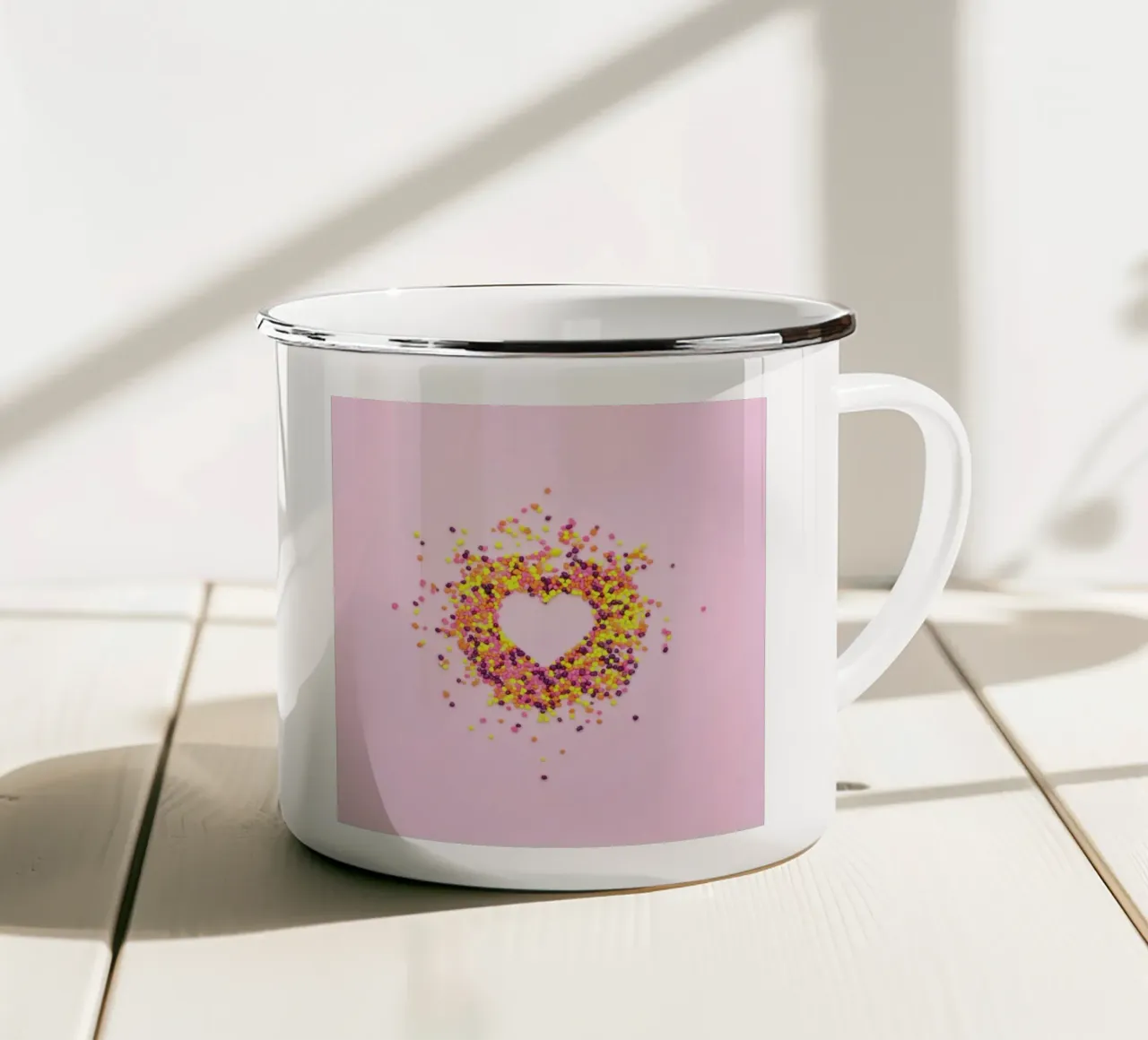 Hello Sweetheart tazza in smalto da Juj Winn