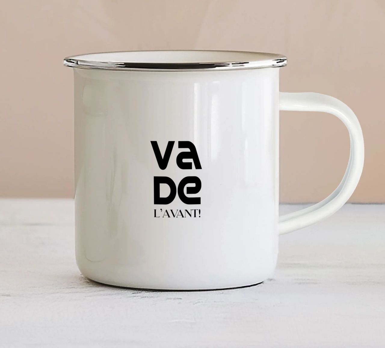 Va De L'avant Tipografia semplice e minimalista tazza in smalto da YV TYPOGRAPHY