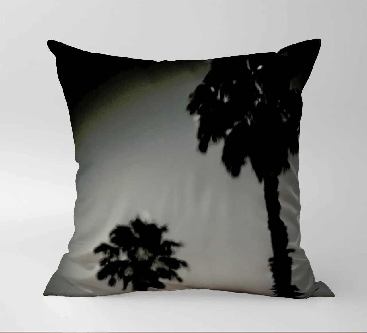 Why are palm trees so damn happy? Kissen von Tal Paz-Fridman