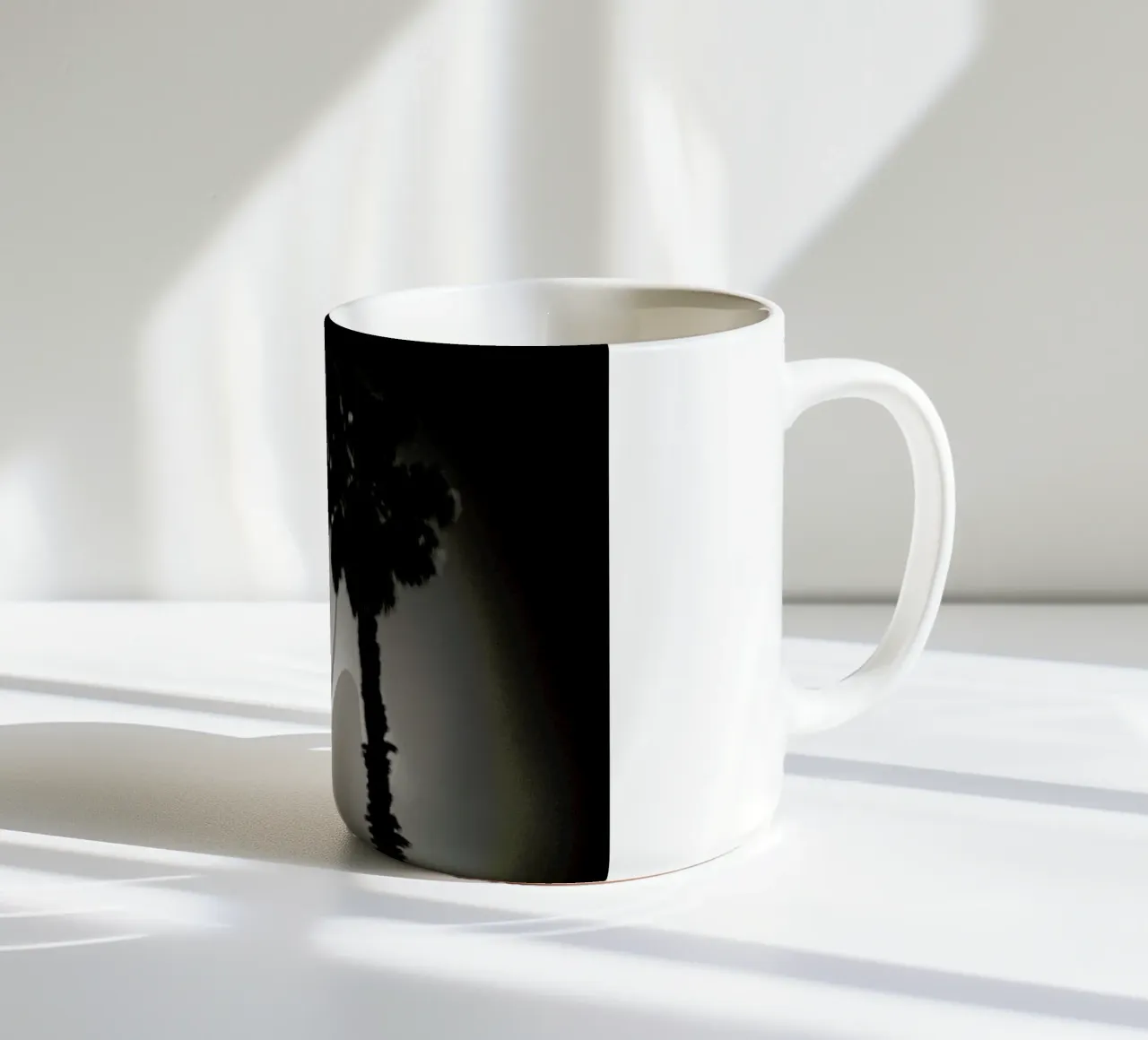 Why are palm trees so damn happy? Keramik Tasse von Tal Paz-Fridman