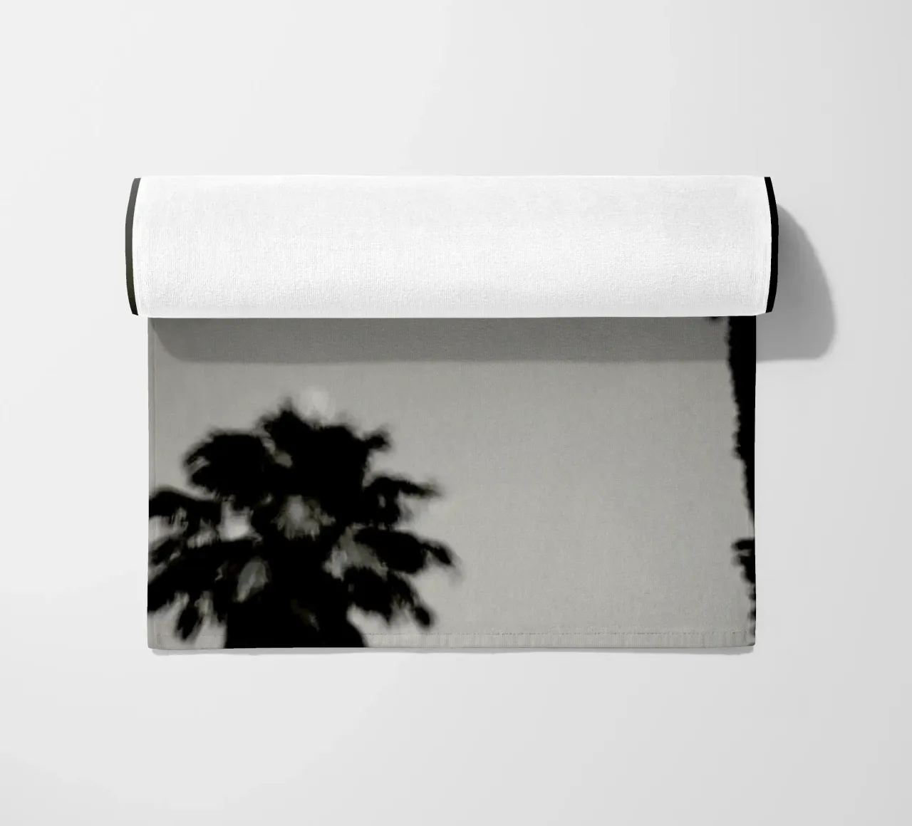 Why are palm trees so damn happy? strandhanddoek van Tal Paz-Fridman
