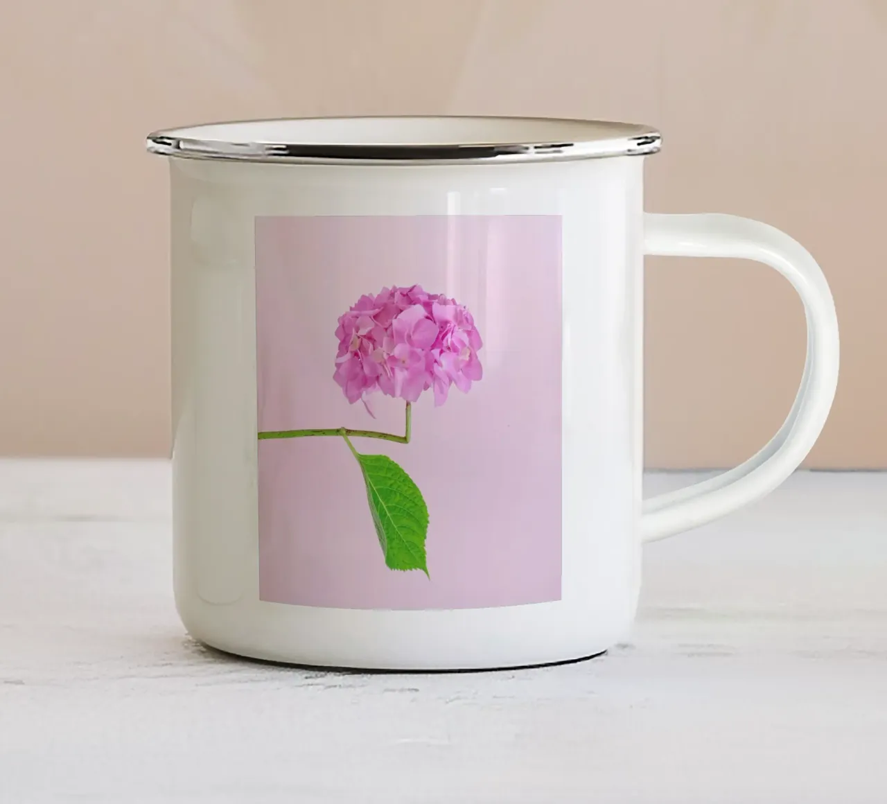 Adaptable tazza in smalto da Juj Winn