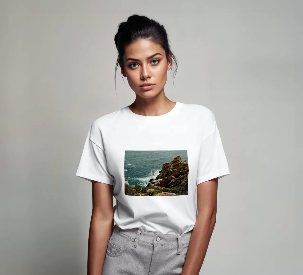 Rugged Coastline Serenity t-shirt da FujiPrints