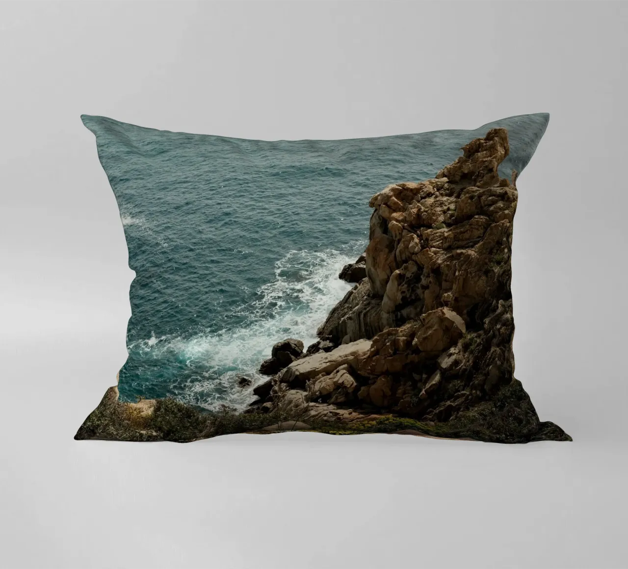 Rugged Coastline Serenity cuscino da FujiPrints