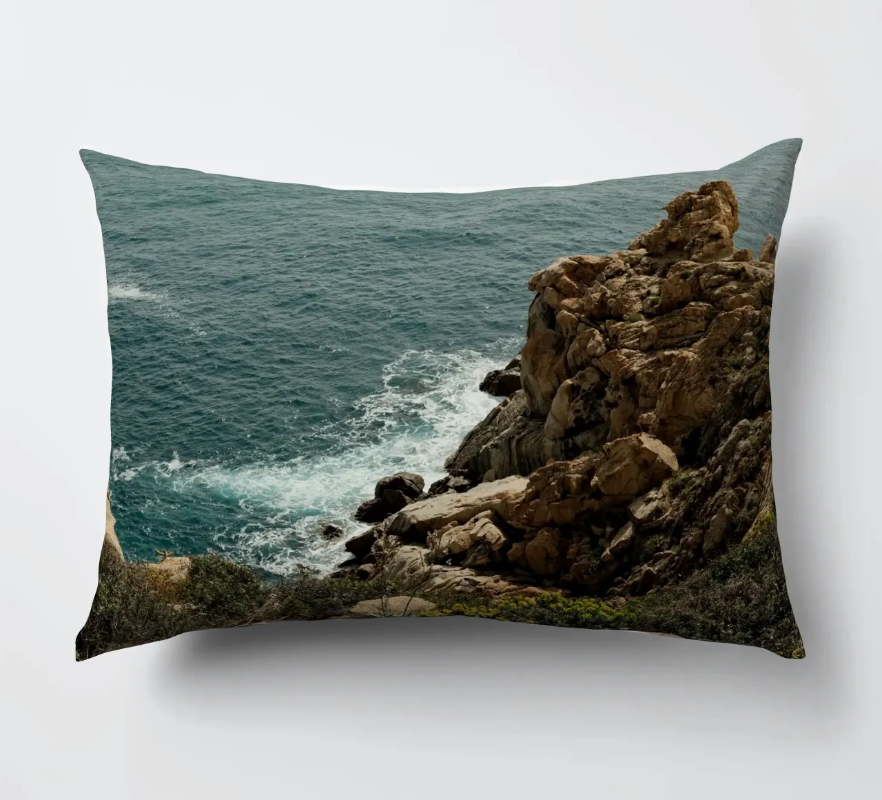 Rugged Coastline Serenity cuscino da FujiPrints
