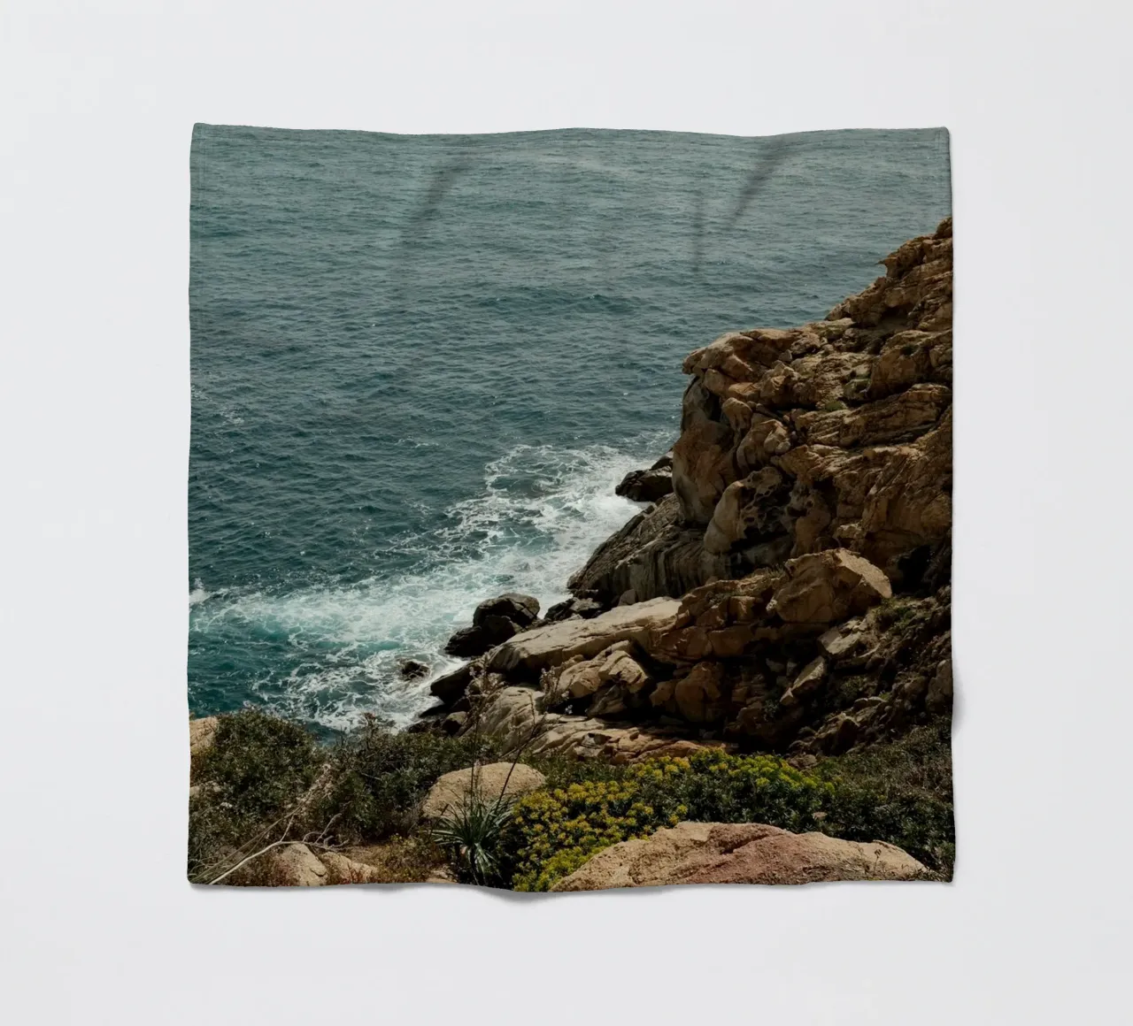 Rugged Coastline Serenity coperta in pile da FujiPrints