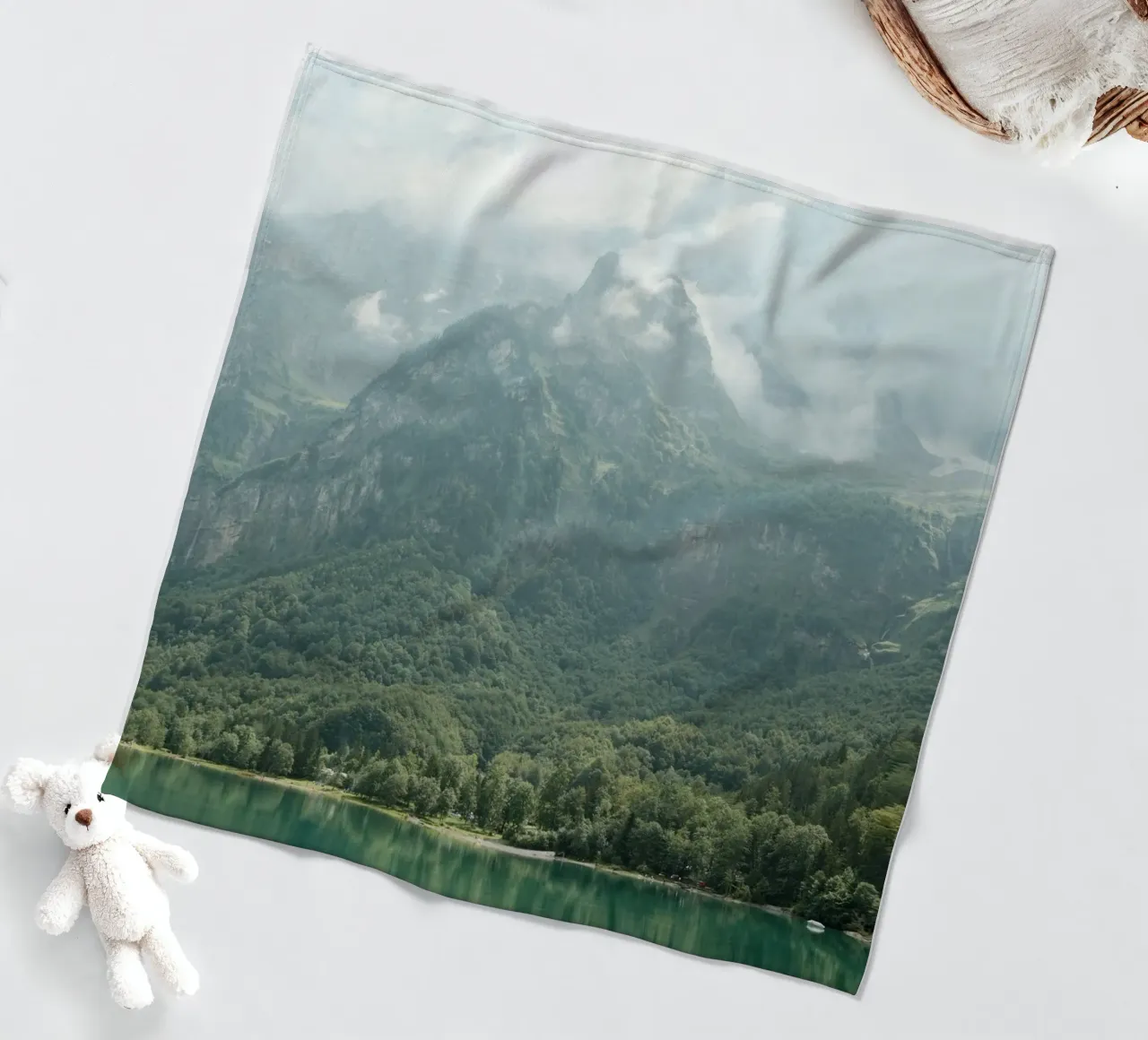 Mystical Mountain Reflection coperta in pile da FujiSwiss