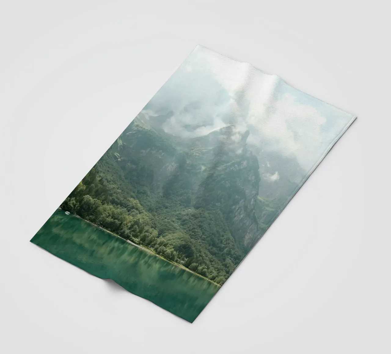 Mystical Mountain Reflection coperta in pile da FujiSwiss