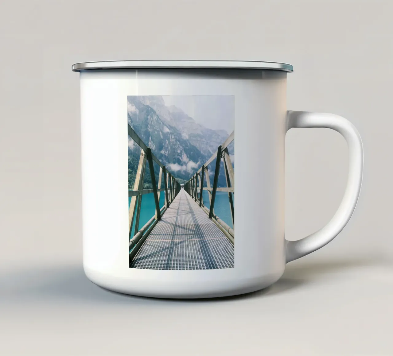 Industrial Bridge Over Tranquil Waters tazza in smalto da FujiSwiss