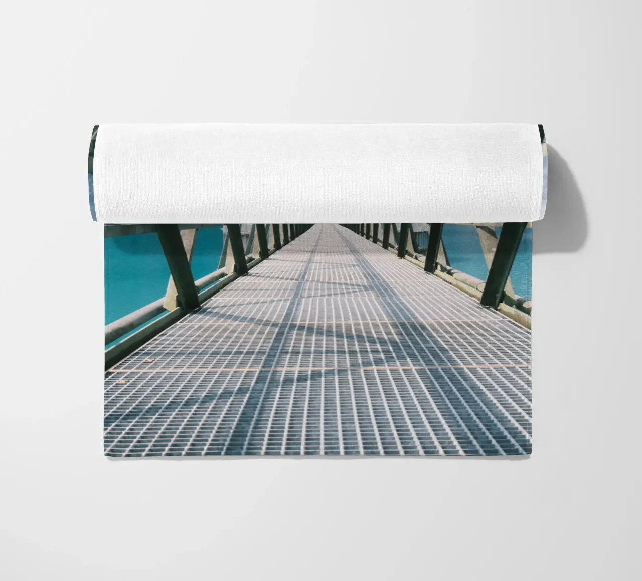 Industrial Bridge Over Tranquil Waters telo mare da FujiSwiss