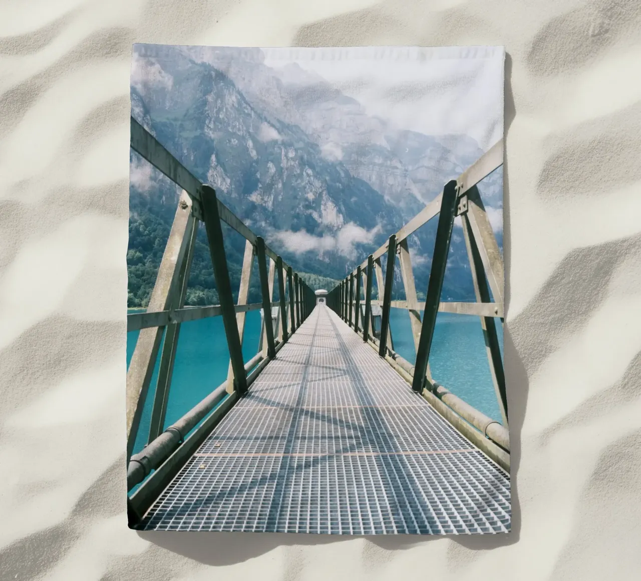 Industrial Bridge Over Tranquil Waters telo mare da FujiSwiss